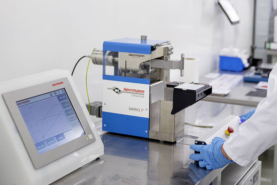 Postazione di lavoro con HiS VARIO P 35 e display di controllo in ambiente di laboratorio