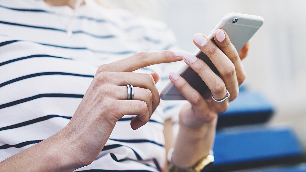 Personne avec smartphone en main